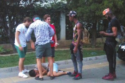 外籍男子路邊發現醉漢將其圍住。