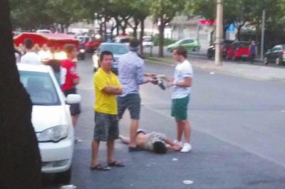 拍照結束后將醉漢放在馬路上。