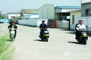 網友稱儀征市委書記程希騎摩托車下鄉沒戴頭盔。