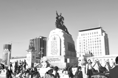 圖為烏蘭巴托市成吉思汗廣場一角。 馬振華攝 圖為烏蘭巴托市成吉思汗廣場一角。 馬振華攝