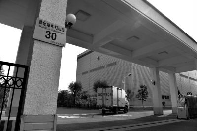 一輛貨車正駛進紅會備災倉庫。京華時報記者 趙思衡 攝