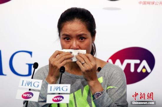 9月21日,李娜在北京召開退役發(fā)布會。圖為李娜在發(fā)布會上落淚。中新社發(fā) 韓海丹 攝 9月21日,李娜在北京召開退役發(fā)布會。圖為李娜在發(fā)布會上落淚。中新社發(fā) 韓海丹 攝