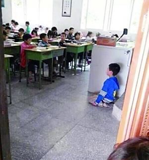 傳小學生被老師逼下跪 調(diào)查稱學生主動下跪(圖) 傳小學生被老師逼下跪 調(diào)查稱學生主動下跪(圖)
