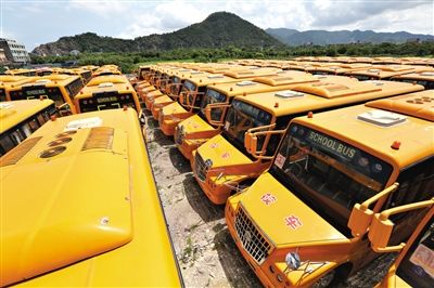 8月28日,浙江溫嶺,擱置農村近1年的校車。 8月28日,浙江溫嶺,擱置農村近1年的校車。