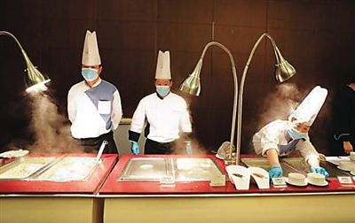 　工作人員在餐廳忙碌。（網(wǎng)絡圖片）