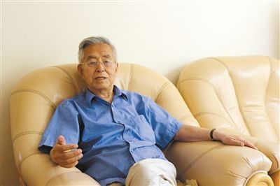 楊維駿 歷任云南省政協副主席等職。89歲高齡的楊維駿為12名失地農民代表開道,到云南省政協反映問題。 楊維駿 歷任云南省政協副主席等職。89歲高齡的楊維駿為12名失地農民代表開道,到云南省政協反映問題。