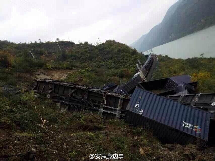 襄渝鐵路旬陽至棕溪上行線發(fā)生山體塌方，致使75228次貨物列車8節(jié)車廂脫線。圖片來源于網(wǎng)絡(luò)