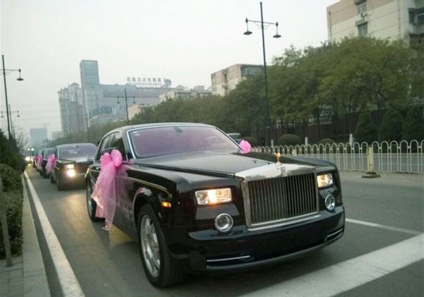 　11月23日，河北唐山街頭現價值超過2個億的婚禮車隊。