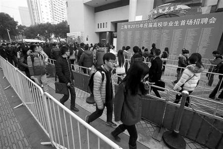 昨天的應(yīng)屆生招聘會(huì),舉辦方上海國(guó)際展覽中心配備了足夠的警力、安保和工作人員，整個(gè)排隊(duì)隊(duì)伍被分割成數(shù)段
