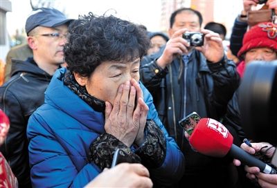 2月9日,呼格吉勒圖的母親尚愛云在旁聽趙志紅案后,接受媒體采訪時落淚。新華社記者 任軍川 攝 2月9日,呼格吉勒圖的母親尚愛云在旁聽趙志紅案后,接受媒體采訪時落淚。新華社記者 任軍川 攝