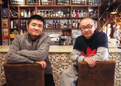 　14日，西安交通大學路66號公路咖啡館，苗阜（左）、王聲（右）兩位青年相聲演員今年將第一次登上春晚