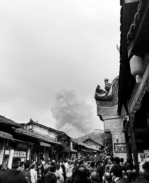 成都龍泉驛區洛帶古鎮的游客拍到爆炸瞬間濃煙滾滾。