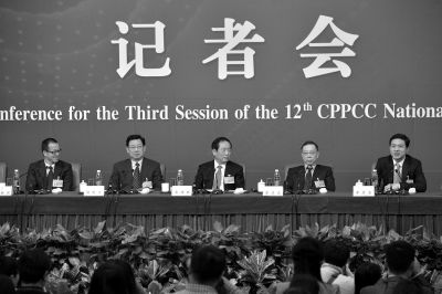 昨日，政協十二屆三次會議舉行記者會，五位嘉賓回答中外記者提問。京華時報記者王海欣攝