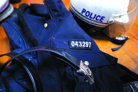 在閔行區(qū)虹橋派出所的一角,擺放著茆盛泉曾經(jīng)最愛的警服。“043297”的警號(hào)、深色的警服依稀可見已經(jīng)凝固的血跡,警用皮帶也斷裂了。 在閔行區(qū)虹橋派出所的一角,擺放著茆盛泉曾經(jīng)最愛的警服。“043297”的警號(hào)、深色的警服依稀可見已經(jīng)凝固的血跡,警用皮帶也斷裂了。