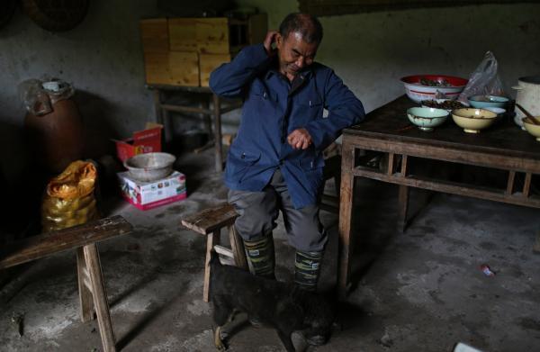 高齡農民工：靠吃肉補充體力 靠染發躲過檢查