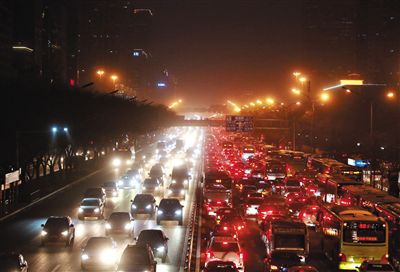 昨晚，因沙塵暴導(dǎo)致能見度低，長(zhǎng)安街嚴(yán)重堵車。
