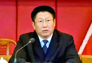 他曾身居要職,在仕途上平步青云,“連跳式”升官;他如今落馬,被查出近乎瘋狂地收受巨額利益、用公款送禮,還隱瞞“裸官”身份、在私企老板的安排下多次嫖娼、參與賭博、與多名女性通奸,被一線辦案人員形容為“五毒俱全”的干部。近日,深圳原市委常委、政法委書記蔣尊玉的貪腐歷程被披露。 他曾身居要職,在仕途上平步青云,“連跳式”升官;他如今落馬,被查出近乎瘋狂地收受巨額利益、用公款送禮,還隱瞞“裸官”身份、在私企老板的安排下多次嫖娼、參與賭博、與多名女性通奸,被一線辦案人員形容為“五毒俱全”的干部。近日,深圳原市委常委、政法委書記蔣尊玉的貪腐歷程被披露。