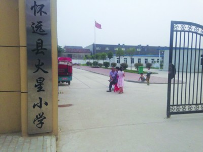 安徽多名小學生遭班干勒索 不給錢被逼吃屎喝尿 安徽多名小學生遭班干勒索 不給錢被逼吃屎喝尿