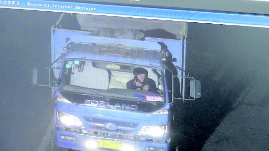 張某被抓拍到開車打手機。