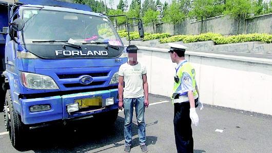 民警對持C1駕照駕駛大貨車、一年違法350余次的張某進行批評教育。