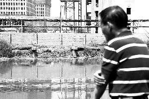 2015年6月5日，上海的古御界橋只剩橋墩和兩塊橋面。