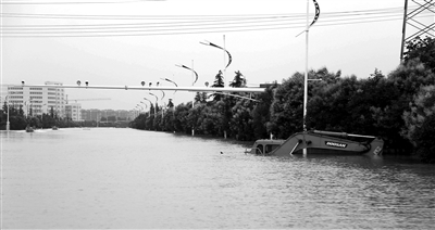 6月28日，南京暴雨致云臺(tái)山河漫堤，祿口機(jī)場(chǎng)高速雙向封閉 供圖/CFP