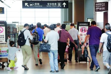 近期乘飛機(jī)應(yīng)留足更多的時間以免誤機(jī)。/晨報(bào)記者 殷立勤