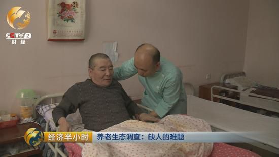 每天凌晨5點多,老姜就起床。幫老人挨個洗臉,口腔護理,換尿墊,擦身。 每天凌晨5點多,老姜就起床。幫老人挨個洗臉,口腔護理,換尿墊,擦身。