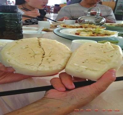 在參加山西游行程中，體驗員發(fā)現(xiàn)團餐中的饅頭已經(jīng)發(fā)霉。視頻截圖