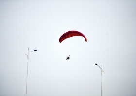 10月25日下午，動力傘從一對路燈上空飛過