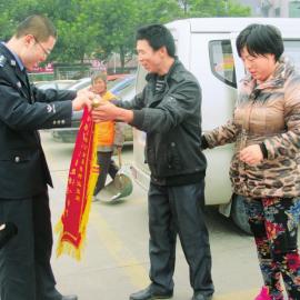 何姜姜的父母給民警送錦旗。