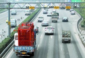 內環高速連應急車道也被社會車輛占用著，3月嬰兒最后病重離世