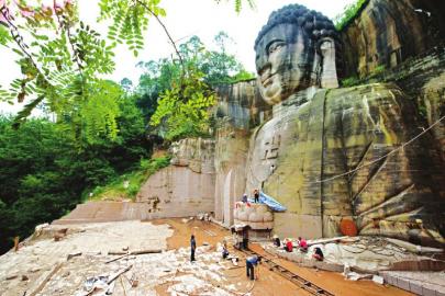 佛像雕刻現場。