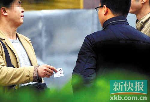 在進行了近半個月暗訪調(diào)查中，有證販子告訴記者稱，二代身份證買賣已形成產(chǎn)業(yè)鏈，不僅貨源穩(wěn)定，生意也是相當紅火。■正佳廣場附近，一名男子正向記者兜售二代身份證。