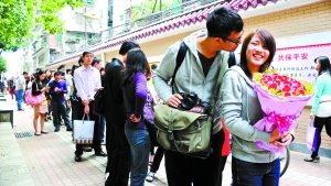 2011年11月11日,越秀區民政局,登記結婚的隊伍排了足有一百米長(資料圖片)。 記者黃澄鋒攝 2011年11月11日,越秀區民政局,登記結婚的隊伍排了足有一百米長(資料圖片)。 記者黃澄鋒攝