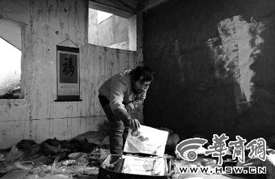 西安市解放路與東大街十字西北角的一棟待拆遷的樓房中,陳露山整理自己每天看的報紙 西安市解放路與東大街十字西北角的一棟待拆遷的樓房中,陳露山整理自己每天看的報紙