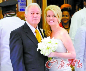 二00一年，埃德文和特里娜舉行婚禮。