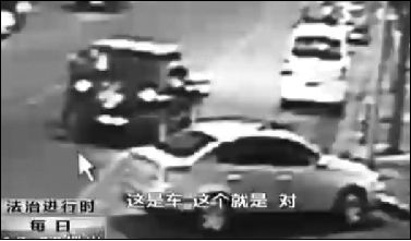 事發(fā)現(xiàn)場監(jiān)控錄像顯示，白圈內(nèi)的被害人老丁，正在牧馬人越野車旁收費(fèi)。 圖片來自電視截圖