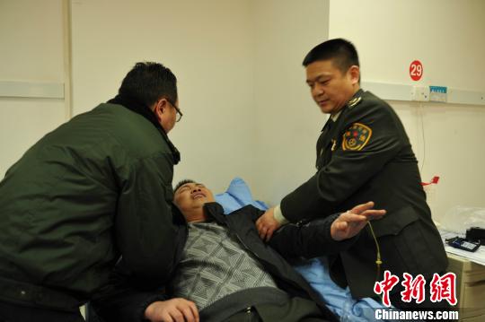 被“黑車”頂跑近5公里的執(zhí)法隊員周應(yīng)鑄被送至醫(yī)院急救。　閆成全　攝