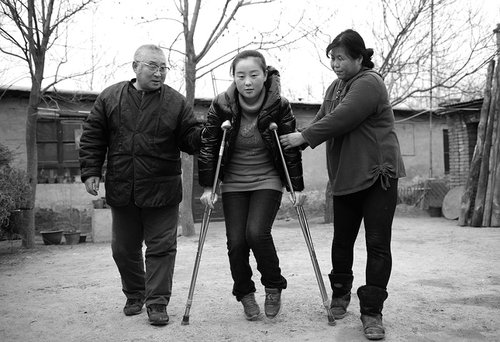 養父母為救重病養女賣房借錢 花光所有積蓄(圖) 養父母為救重病養女賣房借錢 花光所有積蓄(圖)