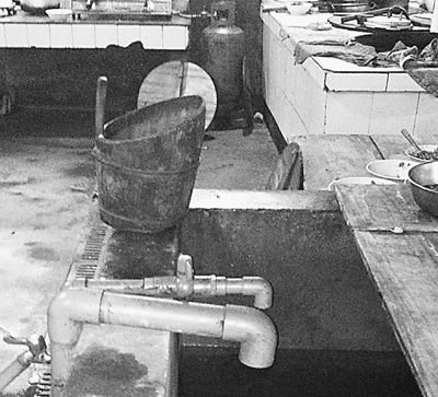 在鎮機關食堂，洗菜煮飯都用自來水。