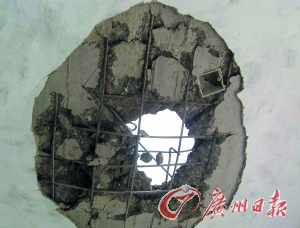 被雷電擊穿的民房。