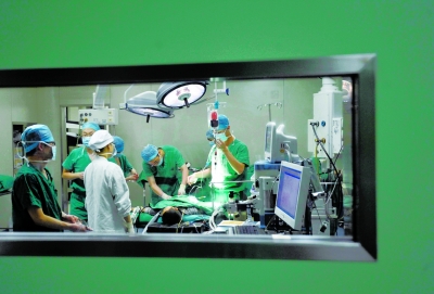 昨晚，醫生為小進進做截肢手術。