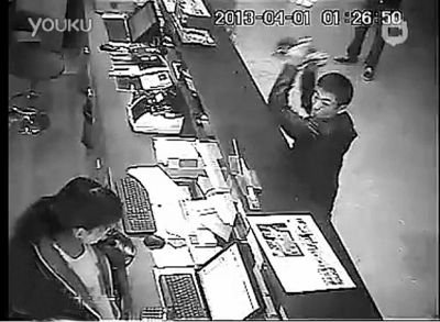 另一同行男子，操起柜臺上的擺件，用力砸向女服務員面部。