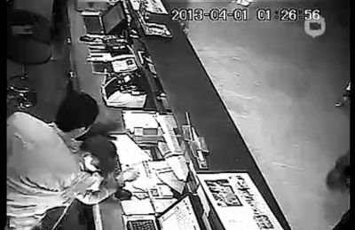 第三名白衣男子沖進柜臺內對女服務員一頓拳打腳踢。