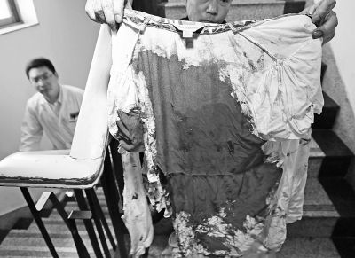 何女士的上衣被血浸透。記者楊濤攝