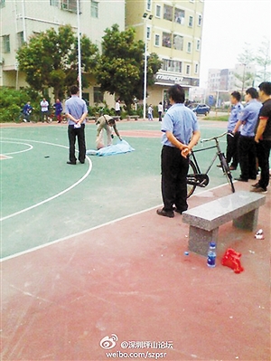 事發(fā)后，警方趕往現(xiàn)場(chǎng)進(jìn)行處理。圖片來(lái)源于微博