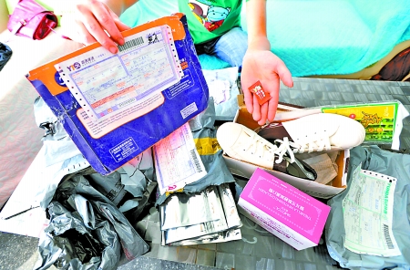 昨日,沙坪壩區遠祖橋,彭小姐這幾天收到的一堆包裹。記者吳珊攝