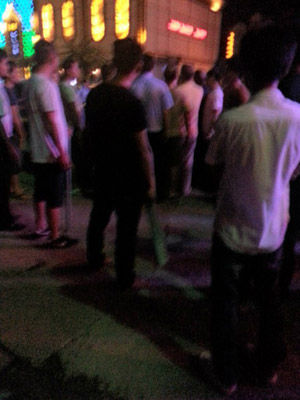 網(wǎng)帖圖片顯示事故現(xiàn)場多人持械 網(wǎng)帖圖片顯示事故現(xiàn)場多人持械