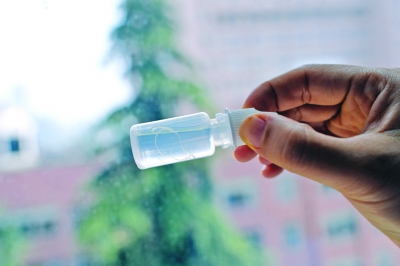 眼睛總發癢，1歲女童眼中挑出9條活蟲